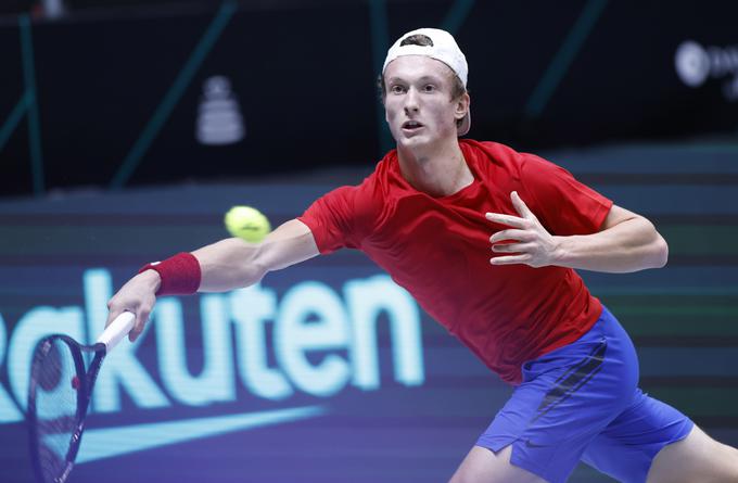 Na ATP turnirju v Rotterdamu se je zgodilo veliko presenečenje, saj je 20-letni Čeh Jiri Lehečka (na sliki) izločil petega nosilca Denisa Shapovalova. | Foto: Reuters