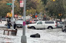 New York pod vodo, življenje izgubili dve osebi #video