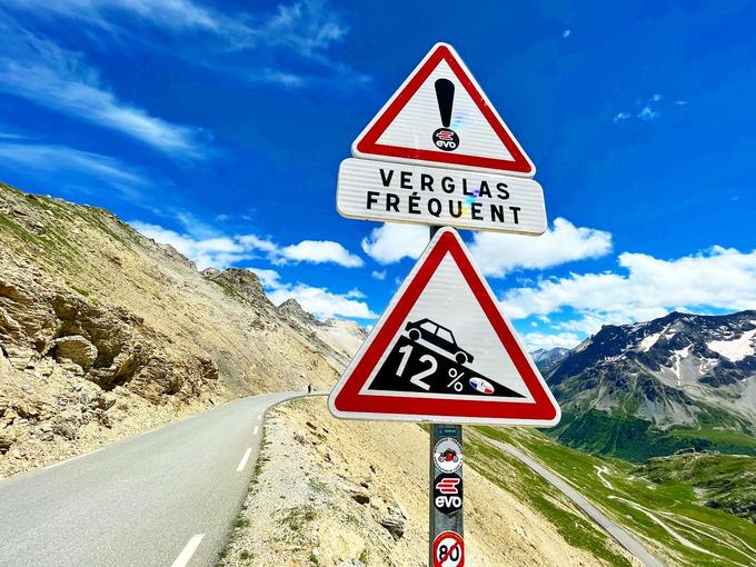 Čeprav so Francozi poskušali graditi bolj položne ceste, je naklon pod vrhom tudi 12-odstoten. | Foto: Gregor Pavšič