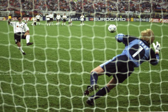 Tako je Oliver Kahn mojstrsko ubranil strel z bele točke Zlatku Zahoviću pred 20 leti v Milanu. | Foto: Guliverimage/Vladimir Fedorenko