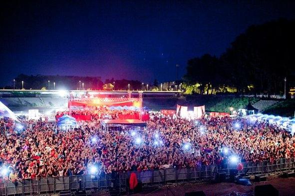 Axwell rdeče obarval Bežigrajski štadion