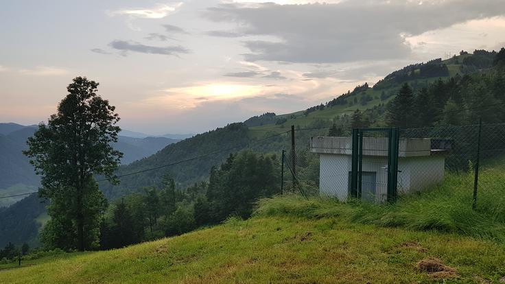 Kot nam je povedal župan, je občina za sanacijo nekaterih vodooskrbnih objektov v letih 2013-2016 vložila skupno 31.879 evrov. Nekaj del je bilo narejenih tudi na zajetju Jazne. | Foto: Metka Prezelj