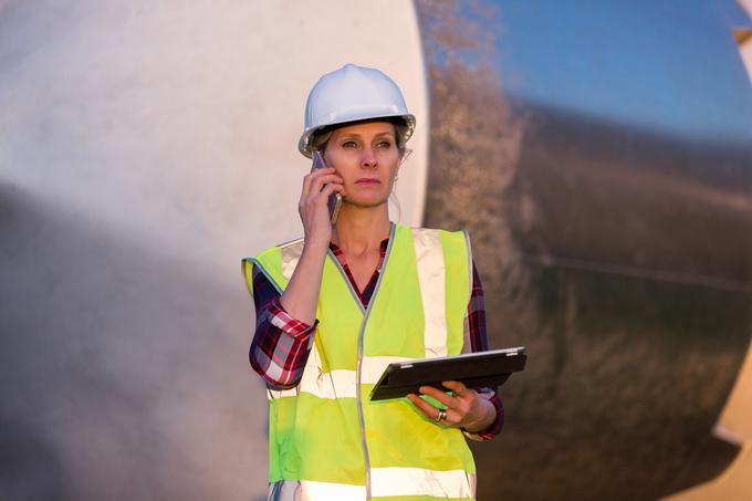 gardbišče delavec ženska tablica telefon delo služba | Foto: Thinkstock