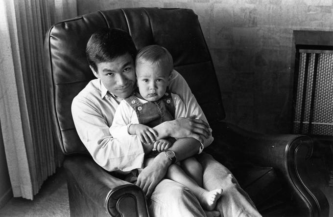 Brandon Lee kot malček in njegov oče, legendarni kitajsko-ameriški mojster borilnih veščin in filmski igralec Bruce Lee. | Foto: AP / Guliverimage