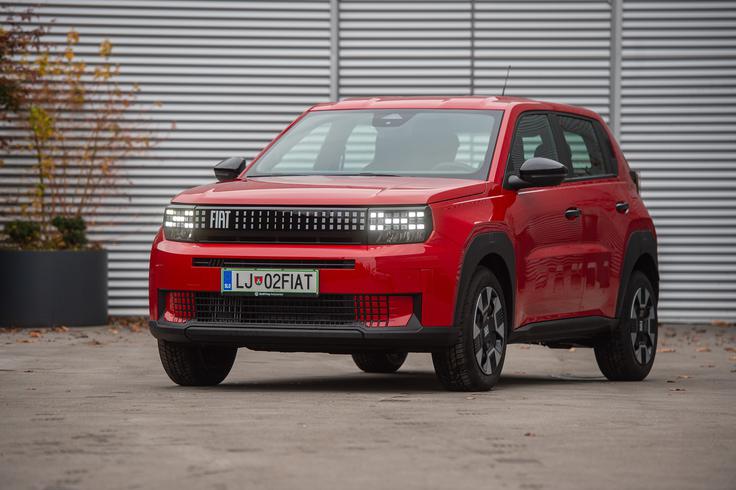 Fiat Grande Panda – legendarna mestna junakinja nove generacije, ki z drzno, sodobno zasnovo, prostorno notranjostjo ter električnim in hibridnim pogonom združuje italijanski slog z inovativnostjo in trajnostno mobilnost za vsakodnevno vožnjo.  | Foto: Emil Frey