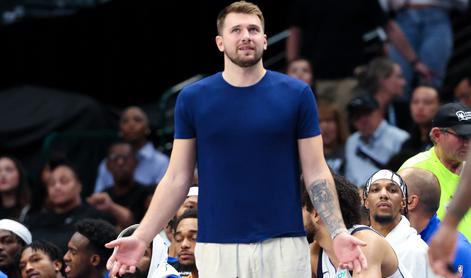 Luka Dončić spremljal ponesrečen nastop Klaya Thompsona #video