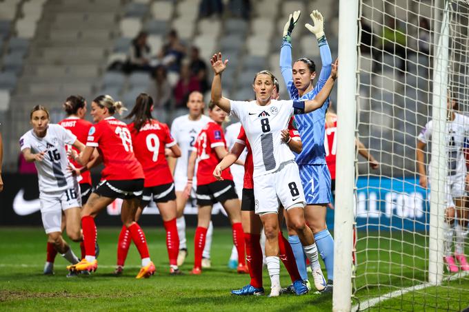 Slovenska ženska nogometna reprezentanca je v kvalifikacijah za EP priznala premoč Avstriji. | Foto: Aleš Fevžer