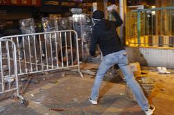 Kako so se v Hongkongu spopadli policisti in protestniki (video)
