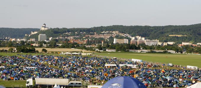 Organizatorji festivala Pohoda vsako leto za tri tedne najamejo letališče v Trenčinu na Slovaškem. Festival v treh dneh obišče okrog 30 tisoč ljudi. | Foto: Reuters