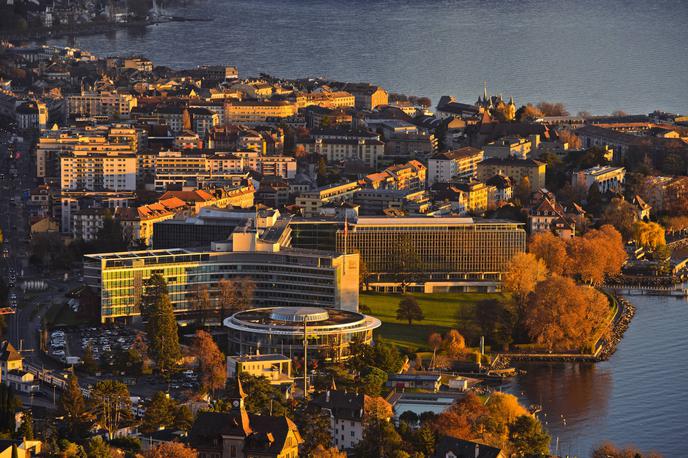 Vevey v Švici | Bo zaradi vojne proti Iranu Švica postala še bogatejša? Na fotografiji: mesto Vevey v Švici ob Ženevskem jezeru. | Foto Guliverimage