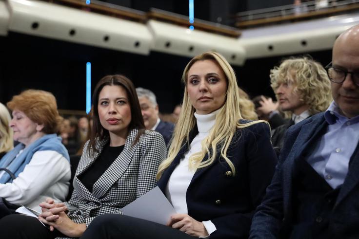 "Minister Vesić mi je rekel, da je edini pogoj, da sem direktorica, da sprejmem, da on absolutno vodi vse projekte, saj naj bi se s predsednikom dogovoril, da se vsi projekti vodijo izključno tako," je izjavila Tanasković (na fotografiji desno) po pisanju srbske Nove ekonomije, ki je dobila uvid v dokumente državnega tožilstva o njenem pričanju 22. novembra. | Foto: Grgo Jelavic/Pixsell
