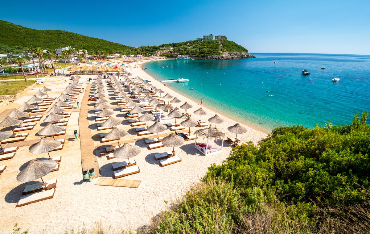plaža Jale | Vladni uradniki, ki poskušajo Albanijo razviti v vrhunsko turistično destinacijo, so mednarodne hotelirje za deset let oprostili davka od dohodkov pravnih oseb, če zgradijo hotele s štirimi ali petimi zvezdicami. | Foto Shutterstock