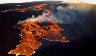 Vulkan izbruhnil po 40 letih mirovanja #video