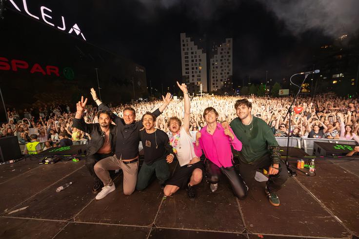 Skupina Joker Out z direktorjem ALEJE Tonijem Pugljem in večtisočglavo zbrano publiko (Foto Miro Majcen) | Foto: Miro Majcen / ALEJA