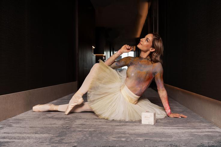 "Naučila sem se poslušati svoje telo," pove. "Včasih to pomeni akcijo. Drugič počitek. Vedno pa pomeni spoštovanje svojega počutja in iskren pogovor s partnerjem o tem, kako se počutim." | Foto: Kevin Mori, Why Not