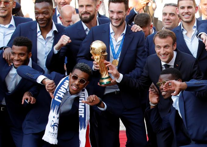 Iz predsednikovega urada so sporočili, da se je predsednik Macron prilagodil željam ekipe in nogometne zveze, ter zavrnili očitke, da je predsednik "pospešil" vožnjo nogometašev. | Foto: Reuters