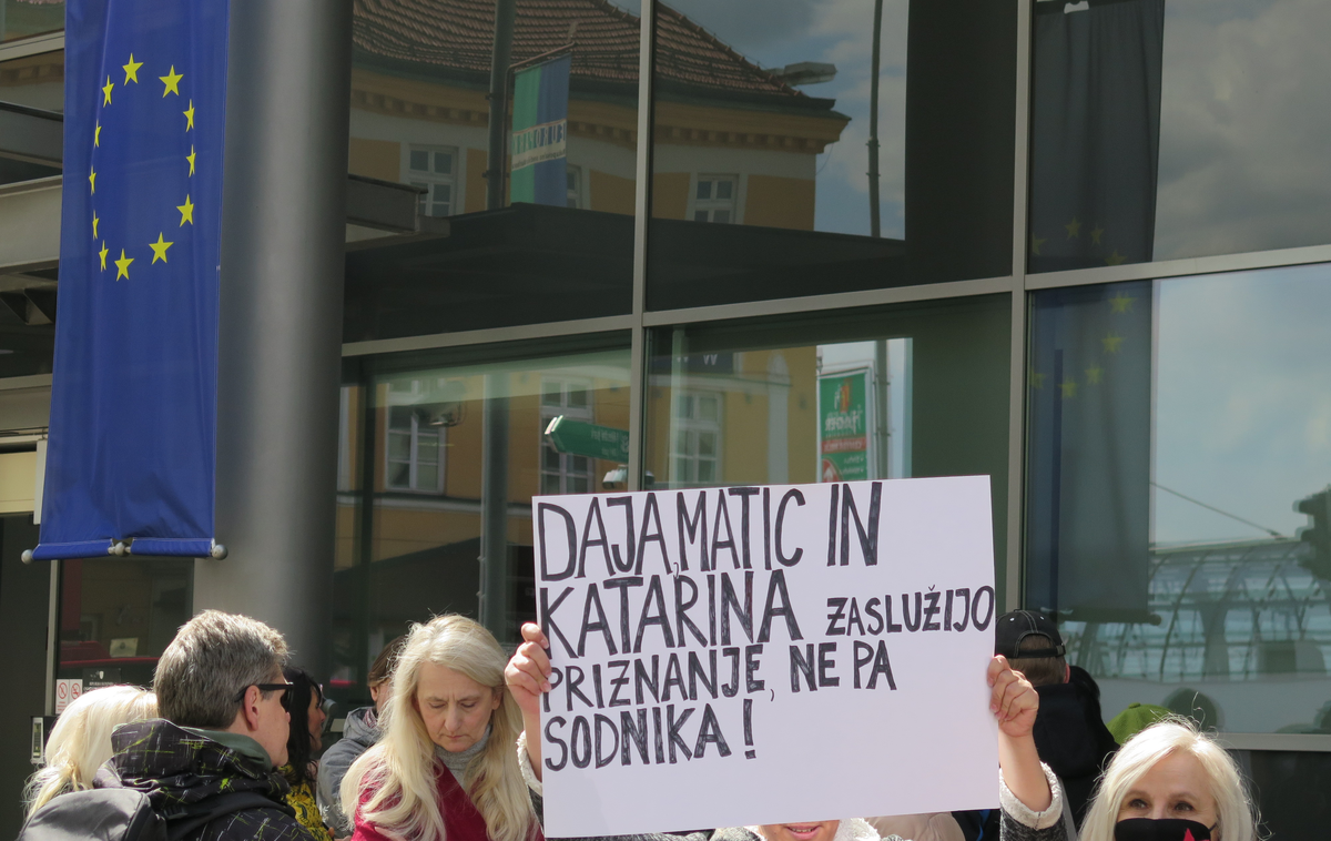 okrajno sodišče Maribor, shod v podporo dijakinji | Sodišče je postopek ustavilo iz razloga smotrnosti, je danes sporočil zagovornik dijakinje Dino Bauk. | Foto Andreja Seršen Dobaj/STA