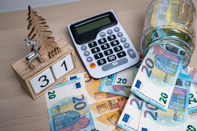 Praznik. Božič. Božičnica. Darilo. Denar. Izplačilo božičnice. Finance. Denar. Stroški. | Foto: Shutterstock