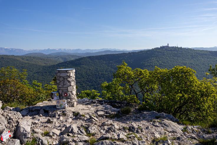 Vrh Sabotina s pogledom na Sveto goro. | Foto: Matej Podgoršek