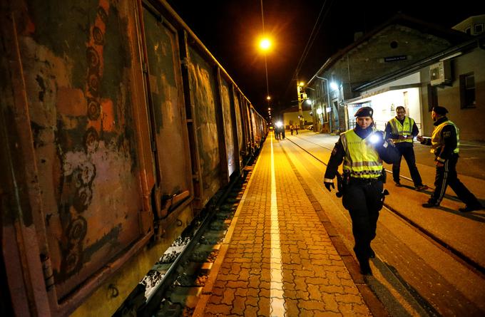 Avstrijska policistka med pregledovanjem tovornega vlaka iz Italije na mejnem prehodu Brenner. | Foto: Reuters