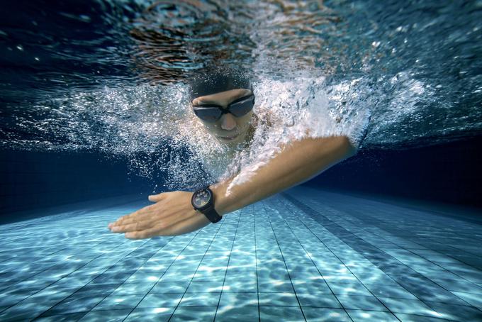 Odpornost na vodo nove Huaweijeve pametne ure omogoča spremljanje dejavnosti in parametrov, kot sta srčni utrip in kisik v krvi, tudi med vodnimi športi in rekreacijo v vodi. | Foto: Huawei