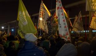 Protestniki na Madžarskem oblegali nacionalno televizijo #video