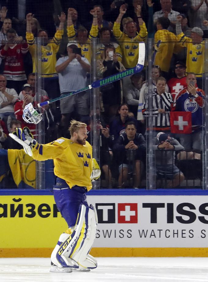 Vratar Anders Nilsson je mislil, da bo igre rojakov spremljal od daleč, rezerviral je že počitnice, a bil nato vpoklican v ekipo in postal svetovni prvak.  | Foto: Reuters