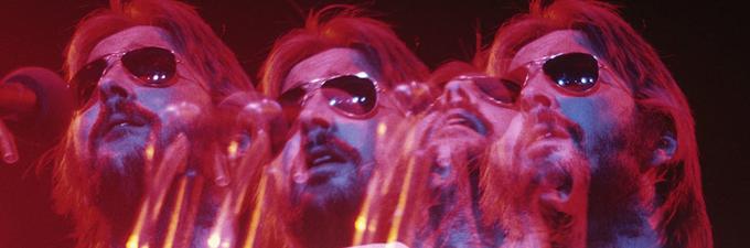 Intimna, razkrivajoča glasbena odisejada o življenju in karieri kitarskega virtuoza Erica Claptona, povedana z njegovimi besedami in besedami tistih, ki slovitega glasbenika najbolje poznajo. Dokumentarec premišljuje o Claptonovi vlogi v sodobni glasbi in kulturi ter se pri tem potopi v najmračnejše kotičke glasbenikovega življenja.

 | Foto: 