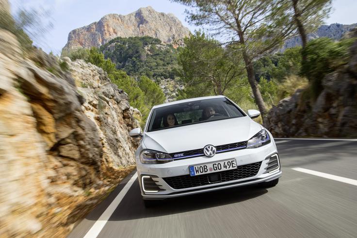 ..., toda o racionalnosti električnega avtomobila je nemogoče ceniti posplošeno. Na daljši rok je električni volkswagen e-golf vendarle cenejši od priključno-hibridne različice GTE in primerljivo opremljenega klasičnega golfa.  | Foto: Volkswagen