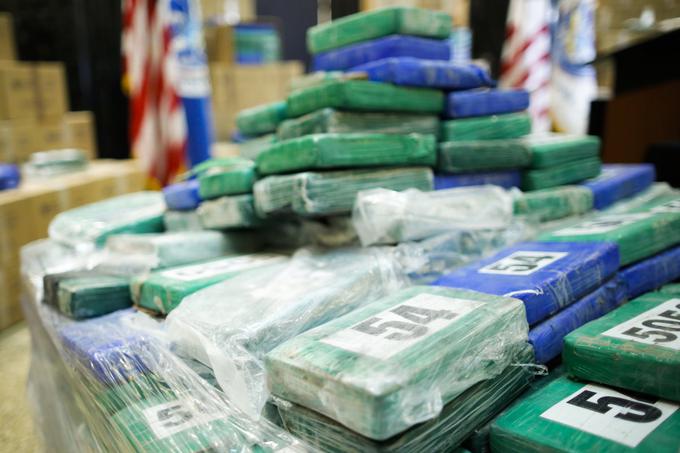 Escobarjev mamilarski kartel je na vrhuncu delovanja v Združene države Amerike prek Miamija in New Yorka vsak teden pretihotapil več ko dve toni kokaina, vsak dan pa so zaslužili več kot 60 milijonov ameriških dolarjev. | Foto: Getty Images