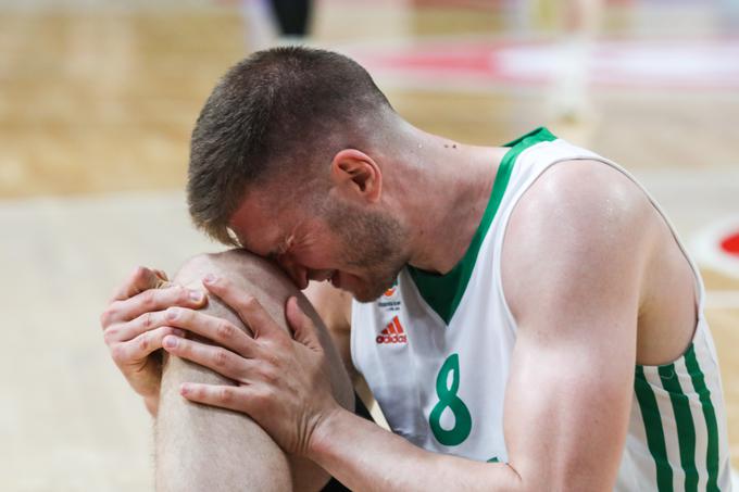 Edo Murić si je v prvem polčasu četrte finalne tekme poškodoval koleno. | Foto: Matej Povše/Sportida