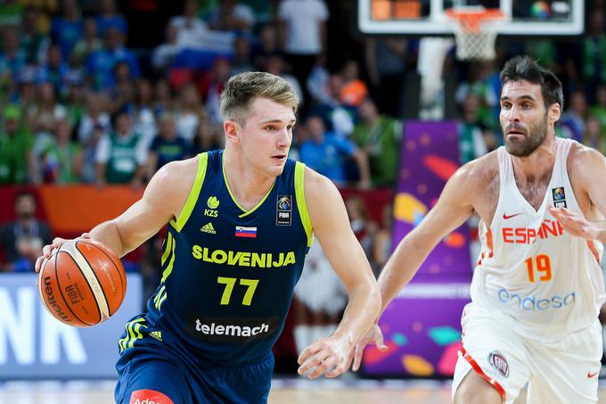 Luka Dončić in Fernando San Emeterio. | Foto: Vid Ponikvar