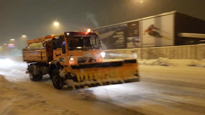 Na delu je vozilo vozil zimskih služb, a se sneg vseeno oprijemlje cestišča. | Foto: Metka Prezelj