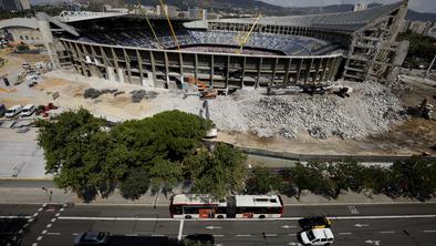 Začeli so rušiti Barcelonin legendarni stadion #video