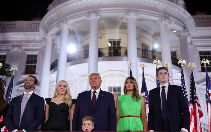 Ognjemet si je po koncu Trumpovega govora z odra ogledala vsa Trumpova družina, vključno z Melanio in Barronom Trumpom (desno). | Foto: Reuters