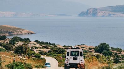 Adijo, dopustniški kaos! Z eno aplikacijo rešite parkiranje, vinjete, trajekte in Flixbus.