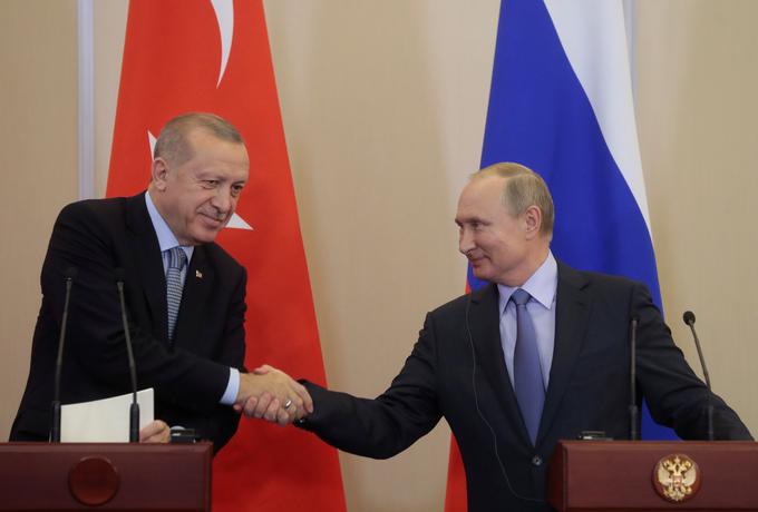 Dogovor o vnovični prekinitvi ognja sta v Sočiju dosegla ruski predsednik Vladimir Putin in turški predsednik Recep Tayyip Erdogan. | Foto: Reuters