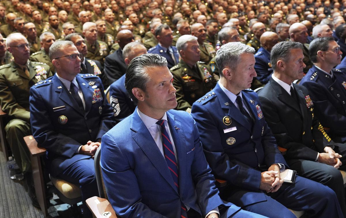 Pete Hegseth | Navidezno ustvarjanje izrednih razmer je namenjeno zmanjševanju demokratičnih mehanizmov, opuščanju demokratičnih varovalk in ustvarjanja občutka izredne situacije. To oblasti služi zato, da lahko opušča demokratične mehanizme in vlada s trdo roko. | Foto Guliverimage