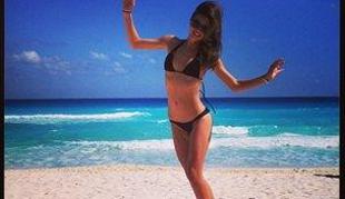 Manekenka Miranda Kerr v črnih bikinkah in z zavidljivo postavo