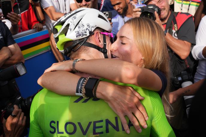 Tadej Pogačar | Novi/stari svetovni prvak Tadej Pogačar je v cilju najprej padel v objem zaročenke Urške Žigart in kolegov iz reprezentance. | Foto Guliverimage