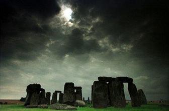 Lovca na spominke s kladivom in izvijačem poškodovala Stonehenge