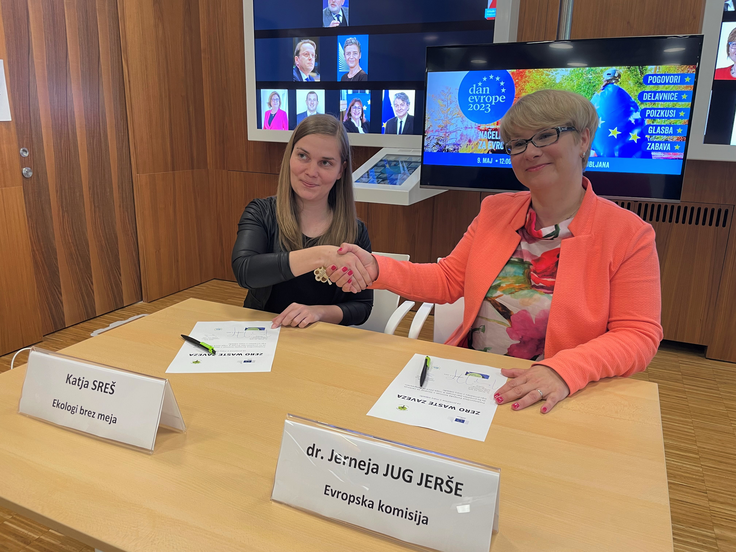 Predstavništvo Evropske komisije v Sloveniji je v sodelovanju z več kot 20 organizacijami, Zero Waste Slovenija in Ekologi brez meja 3. maja podpisalo zavezo, da bo letošnji dan Evrope prireditev z manj odpadki. Na fotografiji: Katja Sreš (levo), Ekologi brez meja, in Jerneja Jug Jerše, vodja predstavništva. | Foto: Predstavništvo Evropske komisije v Sloveniji