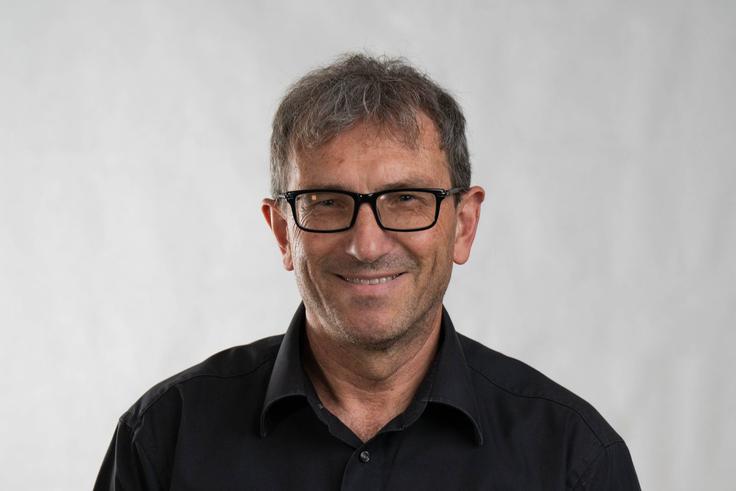 "Evropska komisija pripravlja in preizkuša aplikacijo, ki bo omogočala, da bo ponudnik neke storitve lahko preveril starost uporabnika, ne da bi dobil podatek o njegovi starosti, pač pa le, ali presega starostno mejo. Ponudnik ne bo vedel, kdo je ta oseba," pojasnjuje Janez Krek s ljubljanske Pedagoške fakultete in vodja projekta digi.dr. | Foto: Univerza v Ljubljani/Pedagoška fakulteta