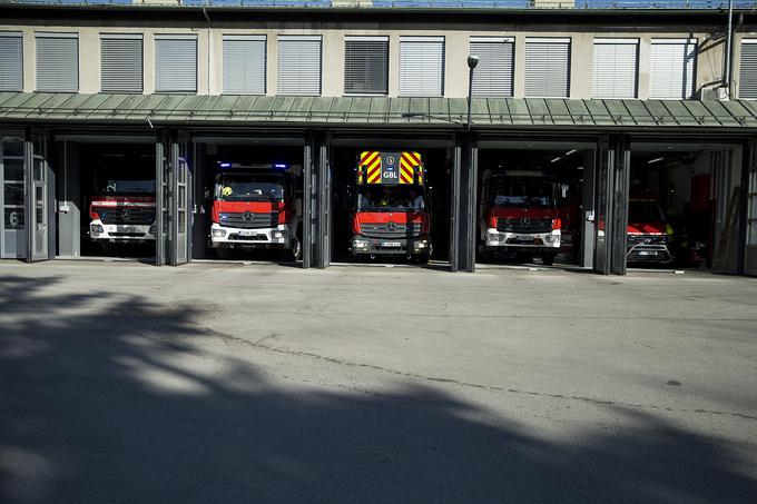 Za požar stanovanja gredo na teren prva štiri vozila za požarni izvoz, če pa je potreba po zalogi vode večja, vlaku sledi tudi peto vozilo. Na fotografiji so vozila od številke 1 do 5 od desne proti levi in v tem zaporedju se tudi odpeljejo na intervencijo. | Foto: Ana Kovač