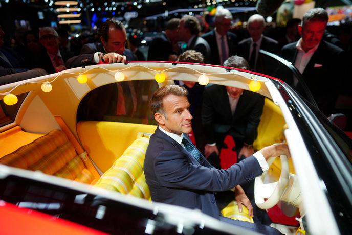 Fotoutrinki: prišel je tudi predsednik Macron in se usedel za volan #foto