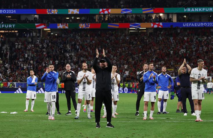 Tako se je skupaj z igralci zahvalil navijačem za izjemno podporo v času Eura. | Foto: Reuters