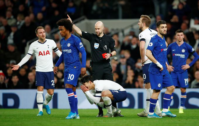 Anthony Taylor je imel na vročem mestnem spopadu veliko dela. | Foto: Reuters