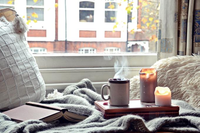 Preživljanje časa doma ob kavi, svečki in knjigi je lahko prijetnejše od večernih zabav zunaj. | Foto: Thinkstock