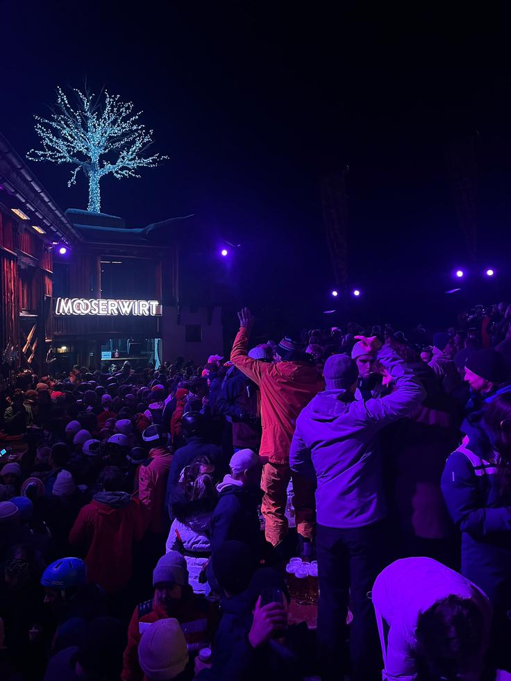 Svetovno znana apres-ski koča MooserWirt, ki pozimi na smučanje in zabavo privablja množice. | Foto: Osebni arhiv Mashe Cordin