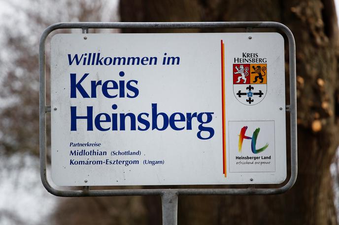 Okraj Heinsberg | Okraj Heinsberg, ki leži tik ob meji z Nizozemsko, je bil prvo večje žarišče izbruha koronavirusa v Nemčiji. Prve primere so odkrili v drugi polovici februarja. Glede na število okuženih na sto tisoč prebivalcev so bili v Nemčiji dolgo časa na prvem mestu, v zadnjih dneh pa je Heinsberg na tej lestvici prehitel bavarski okraj Tirschenreuth, ki leži ob nemško-češki meji. | Foto Reuters